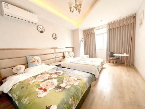 a bedroom with two twin beds in a room at 枳兮酒店 渝中区解放碑 in Chongqing