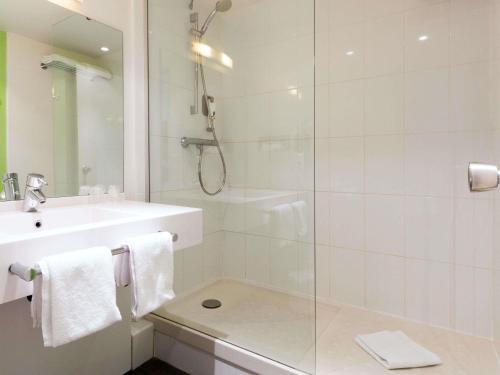 a bathroom with a shower and a sink at ibis Styles Angoulême Nord in Champniers