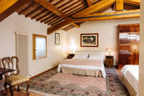 a bedroom with a bed in a room with wooden ceilings at Villa Valmarana De Toni-Dimora Storica in Creazzo