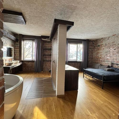 Un pat sau paturi într-o cameră la Koidula Old Town Apartment