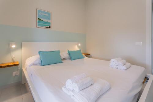 a white bed with towels on top of it at Maréa - Boutique Stay in Torre a Mare