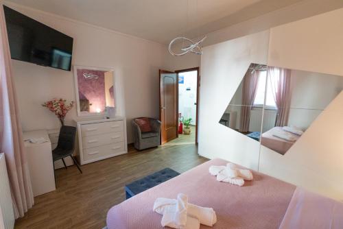 a bedroom with a pink bed and a mirror at Casa Lady in Pontremoli