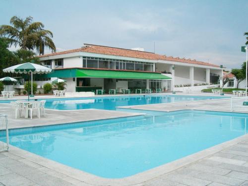 a large swimming pool in front of a building at Hotel Albatros in El Espinal