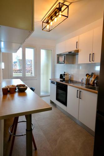 1 minute to tram - 3 AC - 2 balcony - close beach