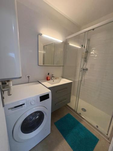 1 minute to tram - 3 AC - 2 balcony - close beach