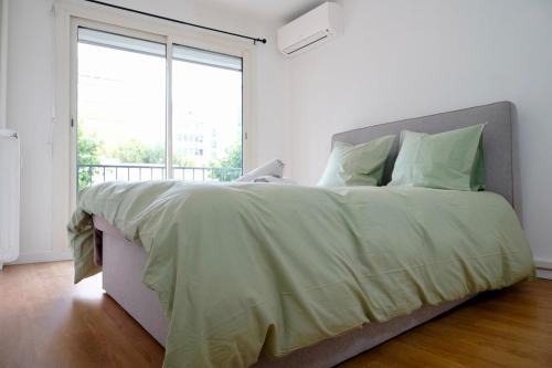 1 minute to tram - 3 AC - 2 balcony - close beach