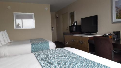 Кровать или кровати в номере Wyndham Garden Kenosha Harborside