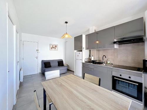 Air-conditioned apartment on the port side