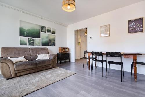 3 bedrooms, Free parking, 10 min from the Arena