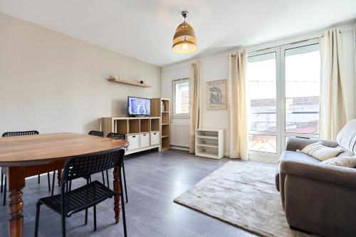 3 bedrooms, Free parking, 10 min from the Arena