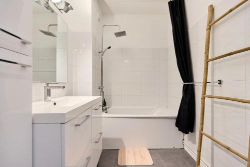 3 bedrooms, Free parking, 10 min from the Arena