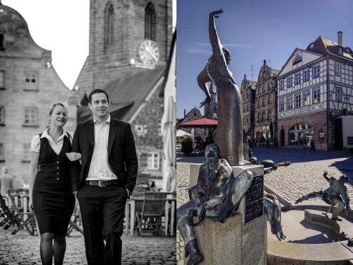 a man and a woman standing next to a statue at Fürther Hotel Mercure Nürnberg West in Fürth