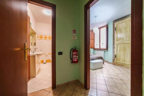 a bathroom with green walls and a fire hydrant at La Casetta del Suffragio in Viterbo