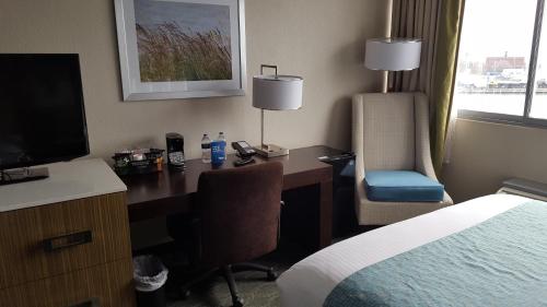 Кровать или кровати в номере Wyndham Garden Kenosha Harborside