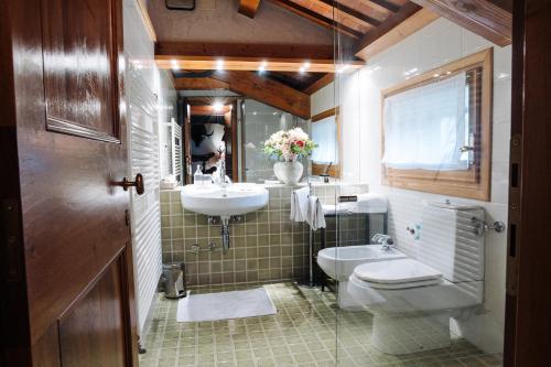 a bathroom with a sink and a toilet and a sink at Villa Valmarana De Toni-Dimora Storica in Creazzo