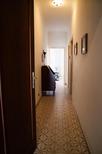 a hallway with a room with a door and a hallwayngth at Casa Gordon Riviera in Terracina