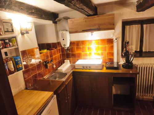 a small kitchen with a sink and a stove at Helle Sonne in Agarone