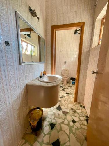 a bathroom with a tub and a sink and a toilet at POUSADA OCZ Centro1 in Osvaldo Cruz