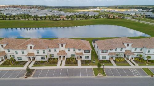 8981AV TOWNHOUSE 5 BEDROOMS 4 BATHROOMS POOL photo 24