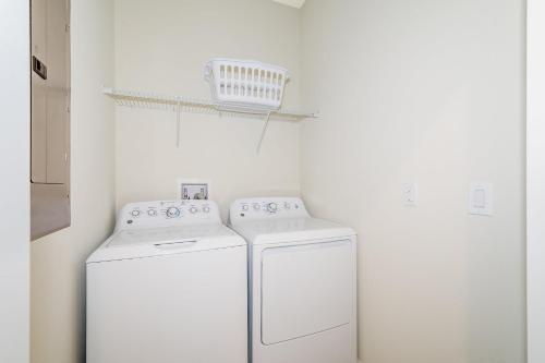 8981AV TOWNHOUSE 5 BEDROOMS 4 BATHROOMS POOL photo 26