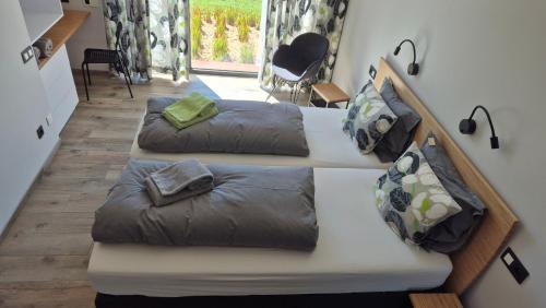 two twin beds in a room with at Gîte La Siroperie in Wanze