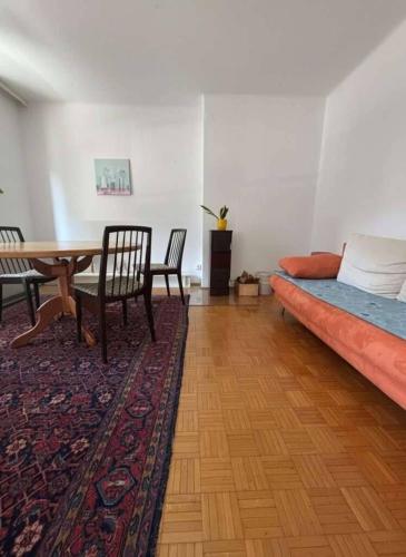 a room with a bed and a table and chairs at Ruhig und gemütlich in Graz