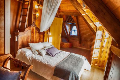 BembibreにあるLa Casina del Pozoの木造キャビン内のベッド1台が備わるベッドルーム1室を利用します。