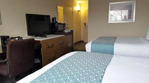 Кровать или кровати в номере Wyndham Garden Kenosha Harborside