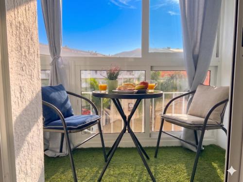 Oasis de Luz y Diseño ,Tu Refugio con Terraza y Piscina , cerca de la Playa