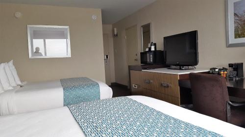 Кровать или кровати в номере Wyndham Garden Kenosha Harborside