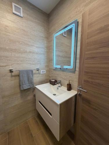 a bathroom with a sink and a mirror at Taca 2 - Airport apartman in Surčin