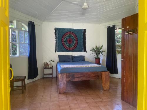 a room with a bench in a room at Colibri Paradise in Cahuita