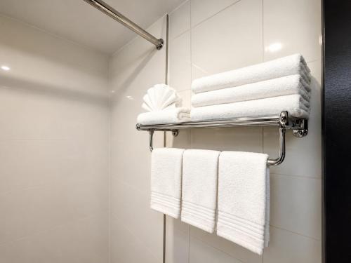 a bathroom with white towels on a towel rack at Imperial Hotel Brooklyn New in Brooklyn