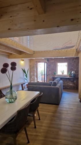 ein Wohnzimmer mit einem Tisch und einem Sofa in der Unterkunft Ca la Babus in Bellcaire dʼEmpordà