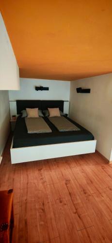 a bedroom with a bed with an orange ceiling at Apartman - Jacuzzi Spa - Tvrđava Travnik in Travnik
