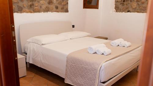 a bedroom with two beds with towels on them at Gomes Comfort House Borghetto in Valeggio sul Mincio