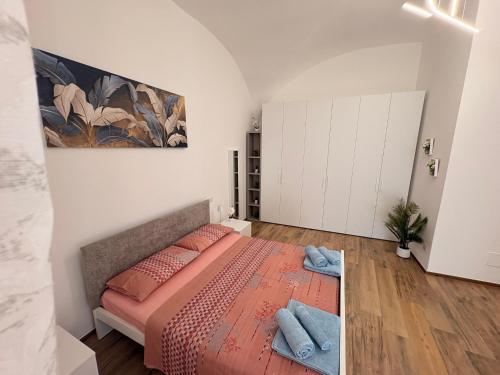 a bedroom with a bed and a painting on the wall at Home Albert-Lago Maggiore Luino in Luino