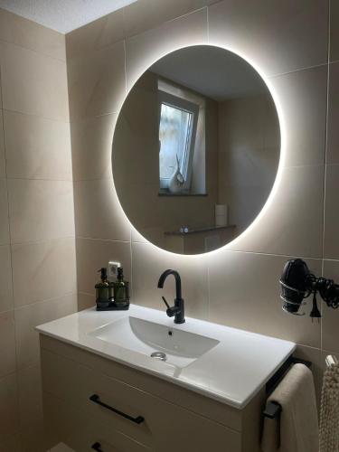 a bathroom with a sink and a mirror at Mng home in Kippenheim