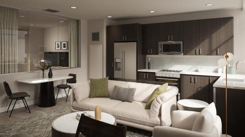 ein Wohnzimmer mit Sofa und eine Küche in der Unterkunft Vintedge Residences in Lyndhurst