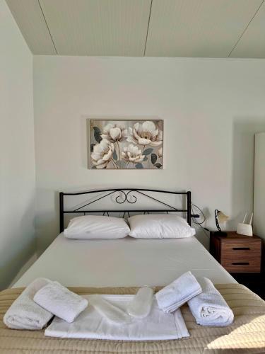 a bedroom with a bed with two towels on it at Villa Alonia House in Kallithéa