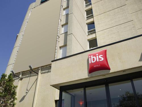a sign on the side of a building at ibis Antwerpen Centrum in Antwerp