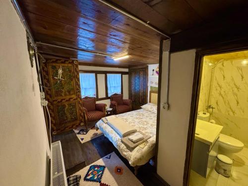 a small room with a bed and a bathroom at Geyikli Konak in Mudurnu