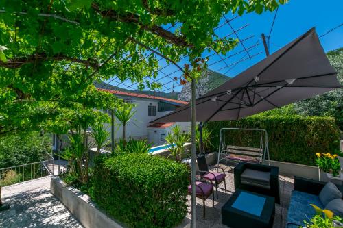 House Hidden Green Oasis