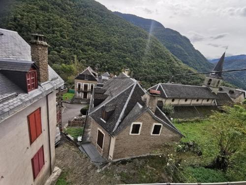 MELLES PAYS DE L OURS PYRENEES Calme De La Montagne Et Nature melles-pays-de-l-ours-pyrenees-calme-de-la-montagne-et-nature