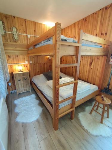 a room with two bunk beds in a cabin at L'Esprit Boisé in Ustou