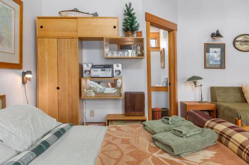 a small bedroom with a bed and a couch at Little Big Fish | Wifi, BBQ, AC ,Rainier View in Packwood