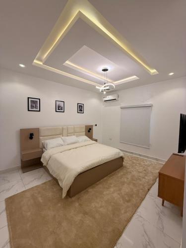 a bedroom with a bed and a chalkboard on the wall at Luxury 3 Bedroom Duplex Service Aparment in Abuja in Abuja