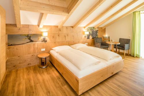 Un pat sau paturi într-o cameră la Gasthof Hotel Terzer