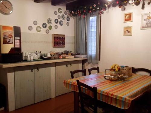 ヴィチェンツァにあるB&B Vaca Moraのキッチン(テーブル、テーブル、カウンター付)