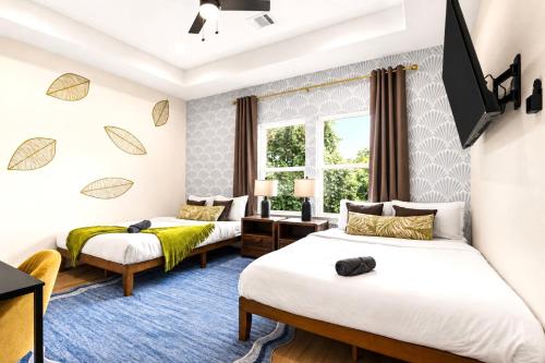 a bedroom with two beds and a window at Downtown Luxe Retreat - King Bed, Pool, Pong, Billiards, Grill & FREE Coffee in Houston